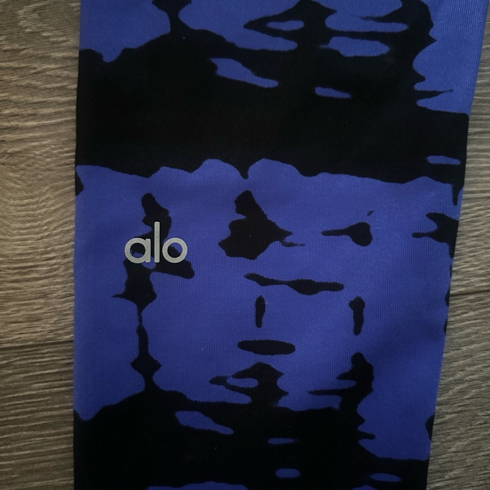 ALO Yoga Leggings in Blue and Black - Picture 4 of 8
